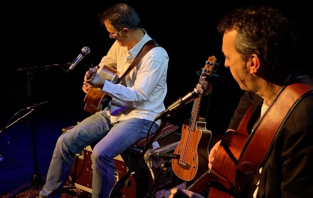 Les deux guitaristes vus de près, sur scène